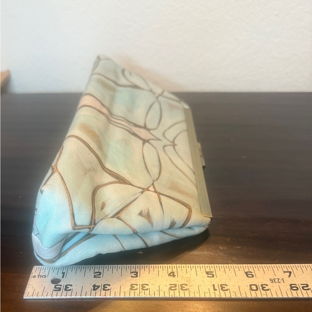 Linen vintage kiss lock clutch. Shades of blue & golds & white. Stunning. - Picture 7 of 7